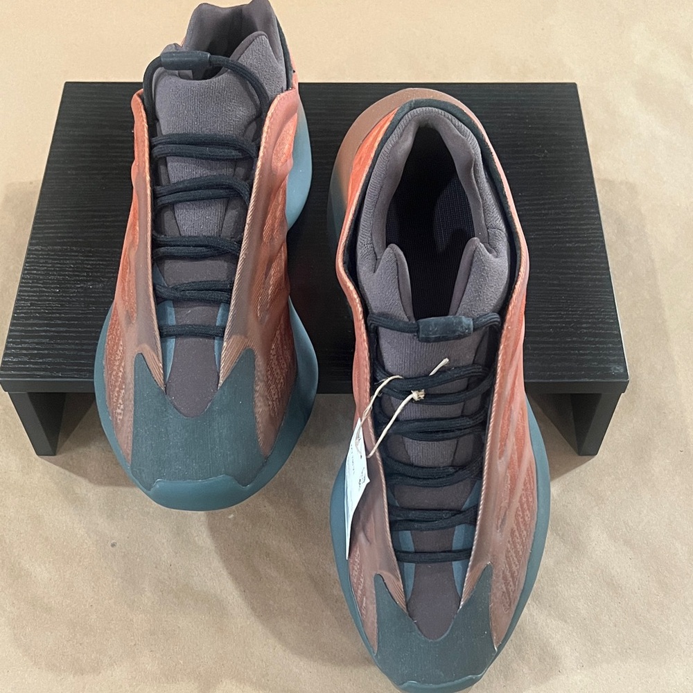 Yeezy 700 V3
Copper Fade
